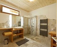Badetraum in Naturstein aus Südtirol