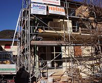 hinter dem Gerüst sieht man schon den neuen Balkon, dahinter die Holzelemente, die die Wohnung vergrößern